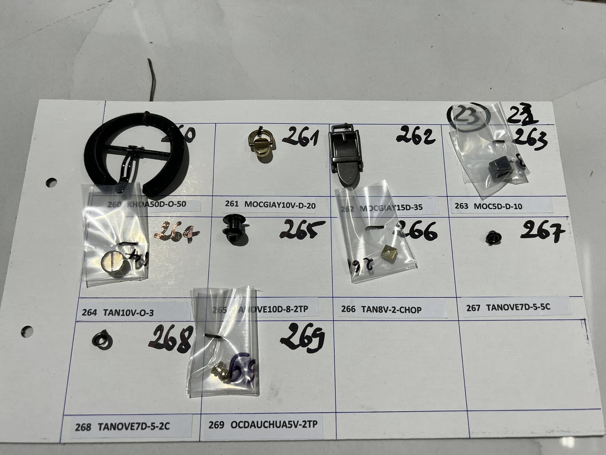 474001134_569939209205750_830804299243696543_n Khóa trang trí kim loại cho giày túi xách nhiều mẫu thuộc da huy hoàng 025