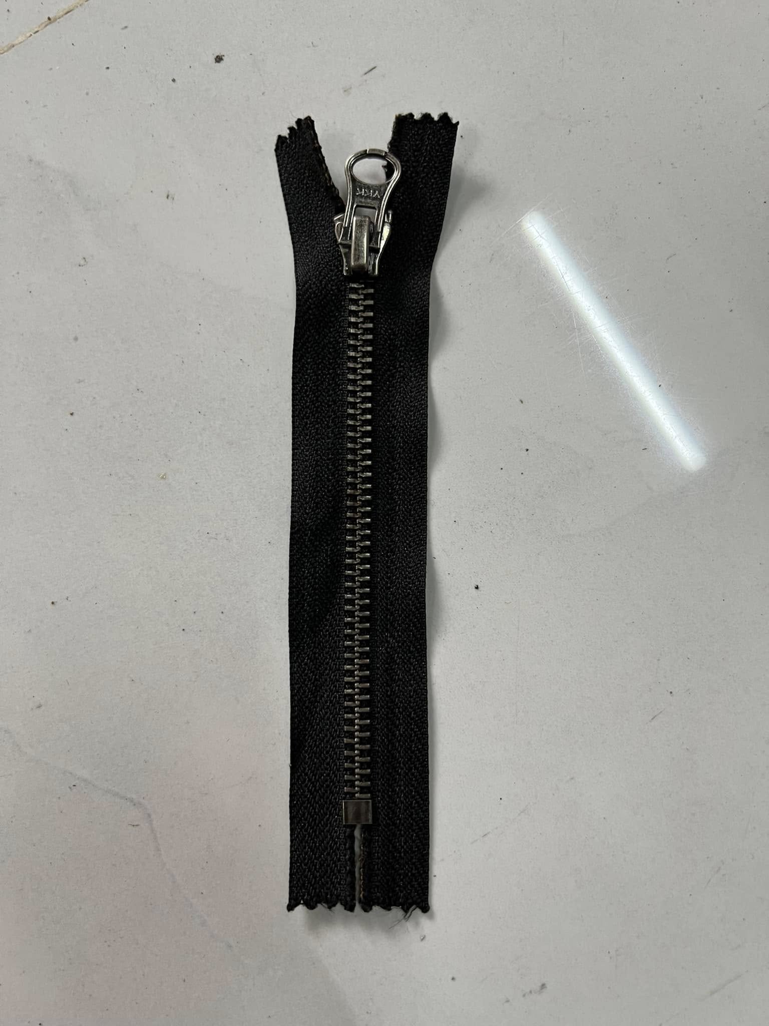 474045885_569939259205745_629522773626931621_n Khóa dây kéo các loại làm giày boot túi xách thuộc da huy hoàng 013