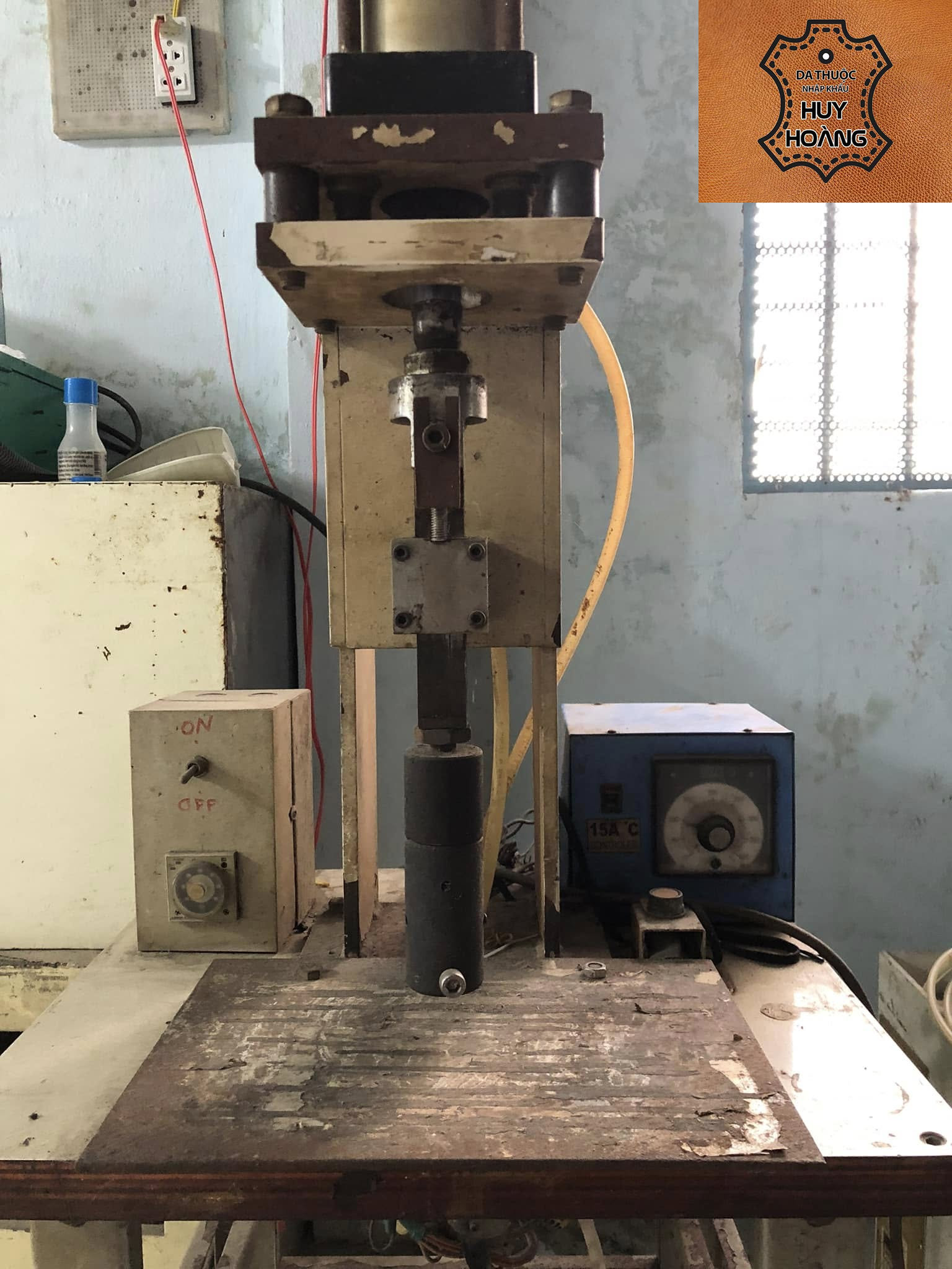 ban-may-moc-may-giay-mckay-thuoc-da-huy-hoang-012 Máy dập logo hiệu lót đế giày thuộc da huy hoàng